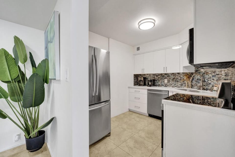 Oceanfront Beach Retreat Beach Service 905 Apartment in Miami Beach