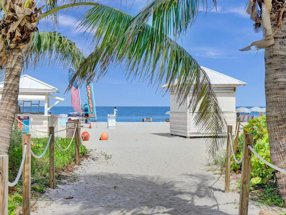 Oceanfront Beach Retreat Beach Service 905 Apartment in Miami Beach