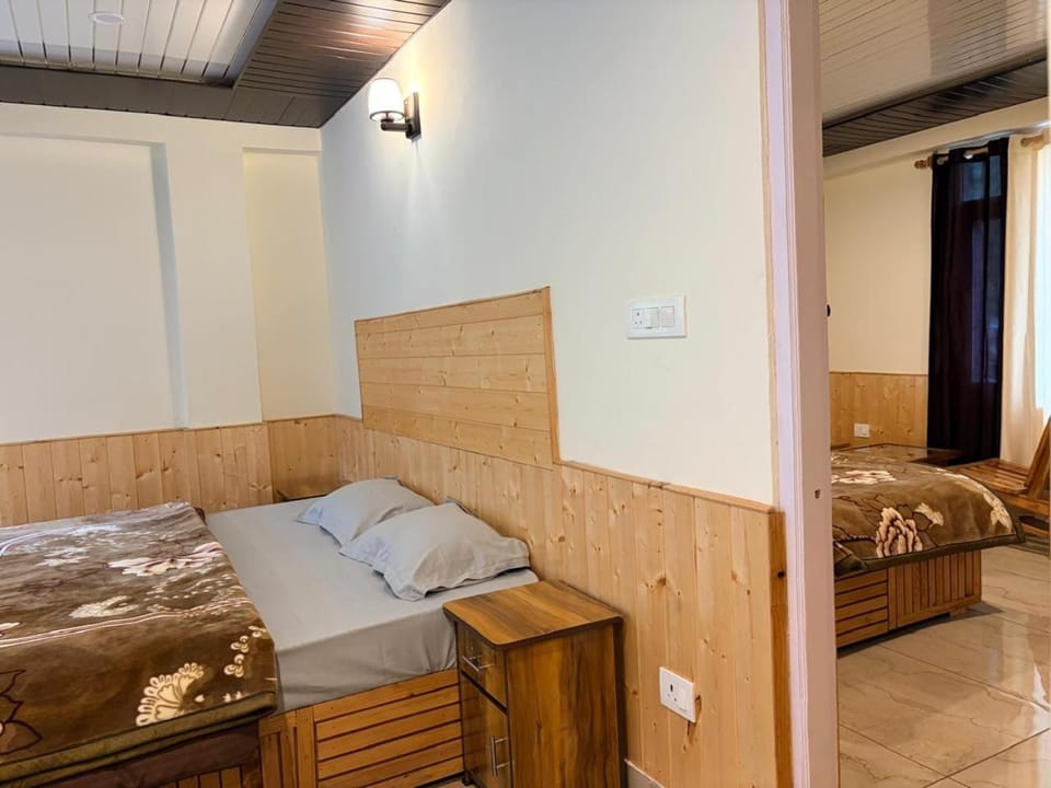The Snow Inn Hotel in Manali