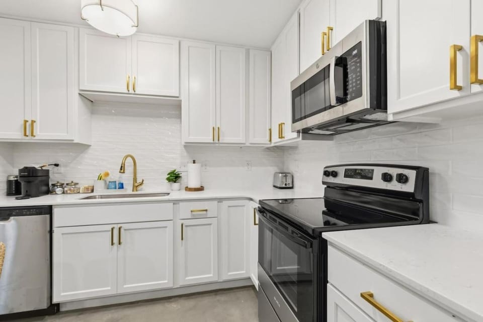 Coffee/tea facilities, Kitchen or kitchenette, dishwasher, oven, stove, toaster