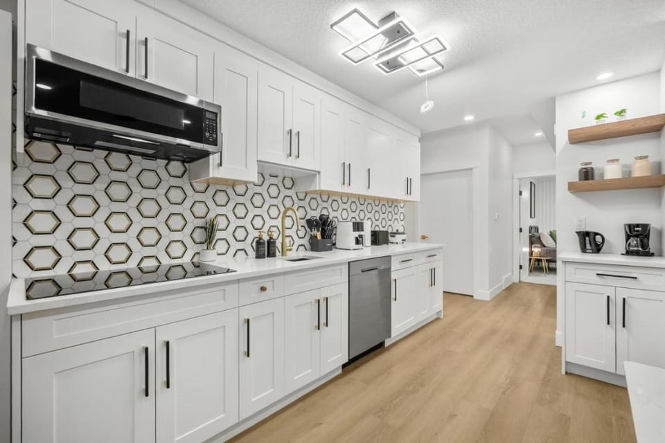 Luxury Guest Suite on Shaganappi House in Calgary