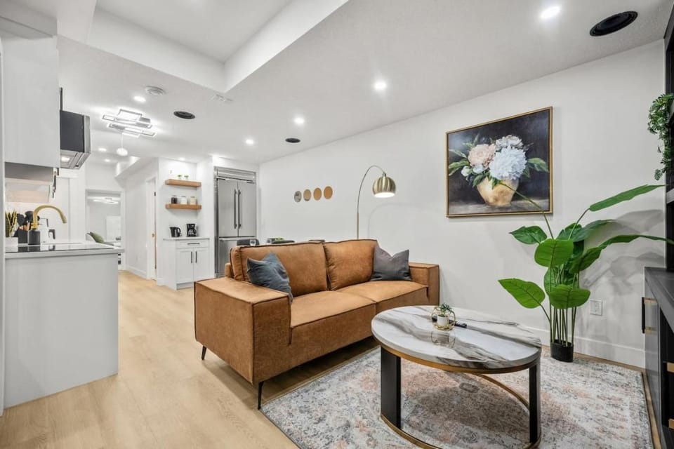 Luxury Guest Suite on Shaganappi House in Calgary