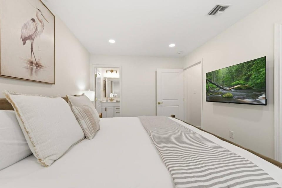 Bed, TV and multimedia, Photo of the whole room, Bedroom