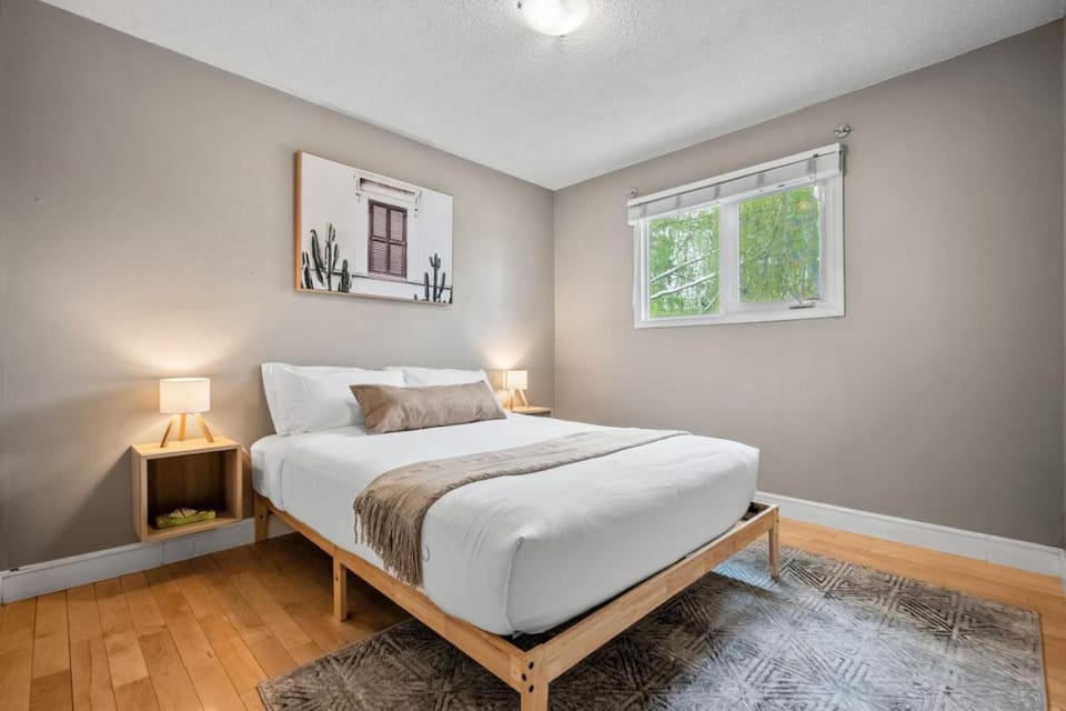 Family-Friendly 3BR Bungalow by Chinook Mall House in Calgary