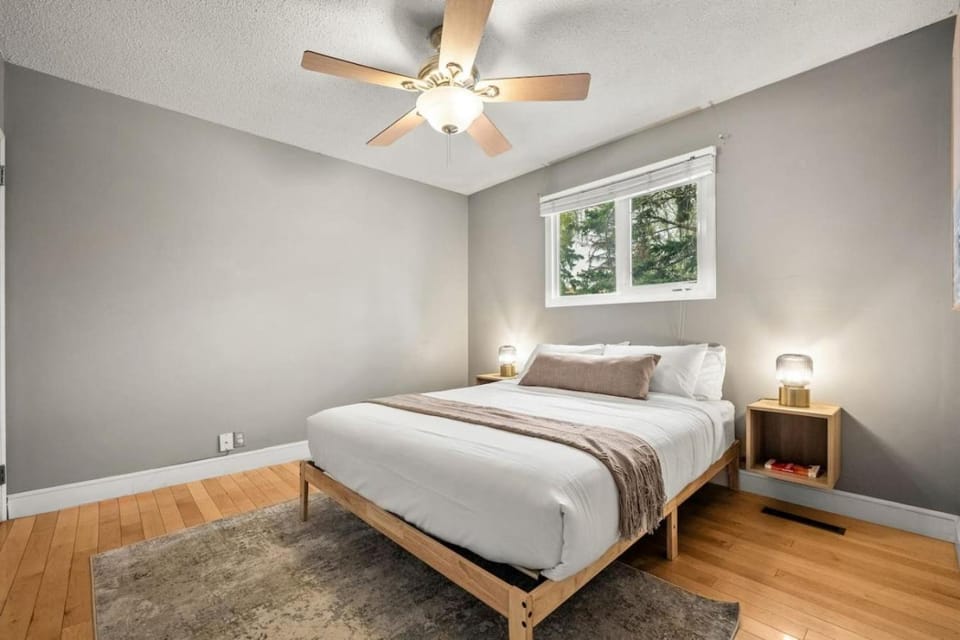 Family-Friendly 3BR Bungalow by Chinook Mall House in Calgary