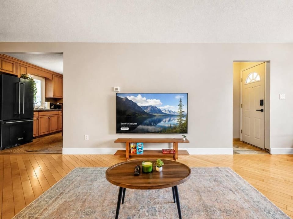 Family-Friendly 3BR Bungalow by Chinook Mall House in Calgary