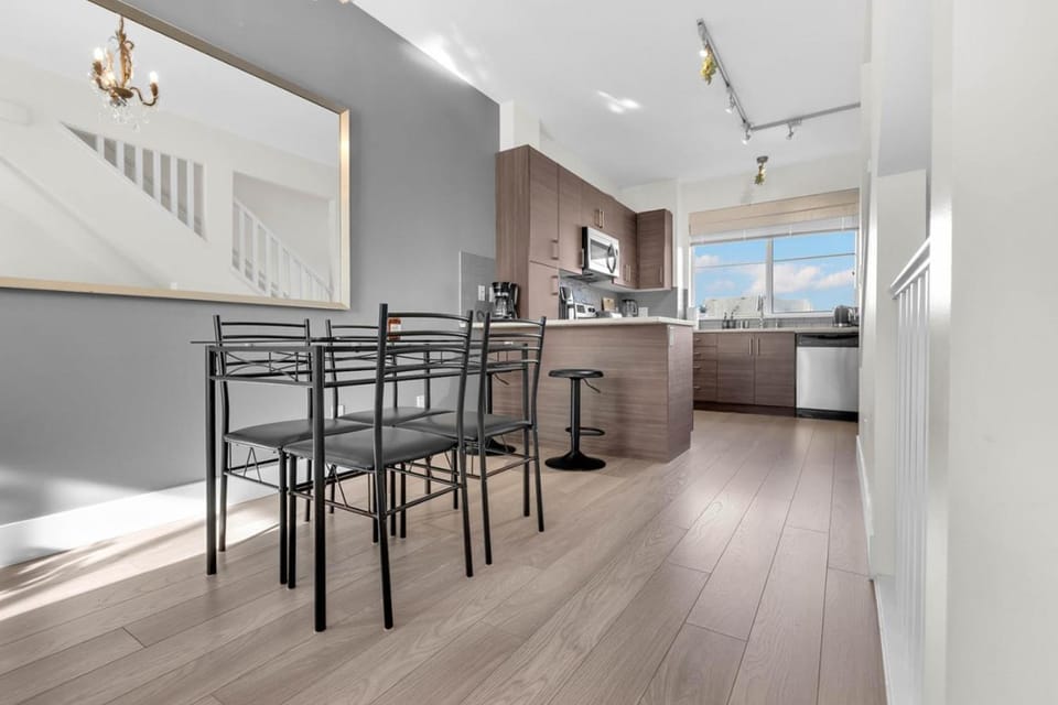2BR Townhome in Langley Close to Shopping Malls and TandT House in Surrey