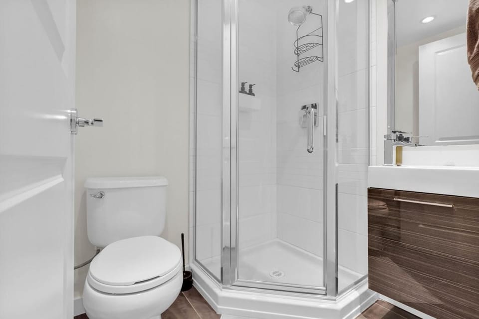 2BR Townhome in Langley Close to Shopping Malls and TandT House in Surrey