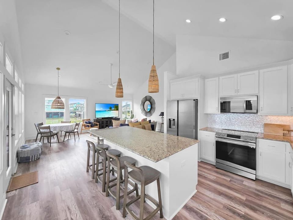 TV and multimedia, Kitchen or kitchenette, Living room, Seating area, Dining area, dishwasher, oven, pet friendly, stove, toaster