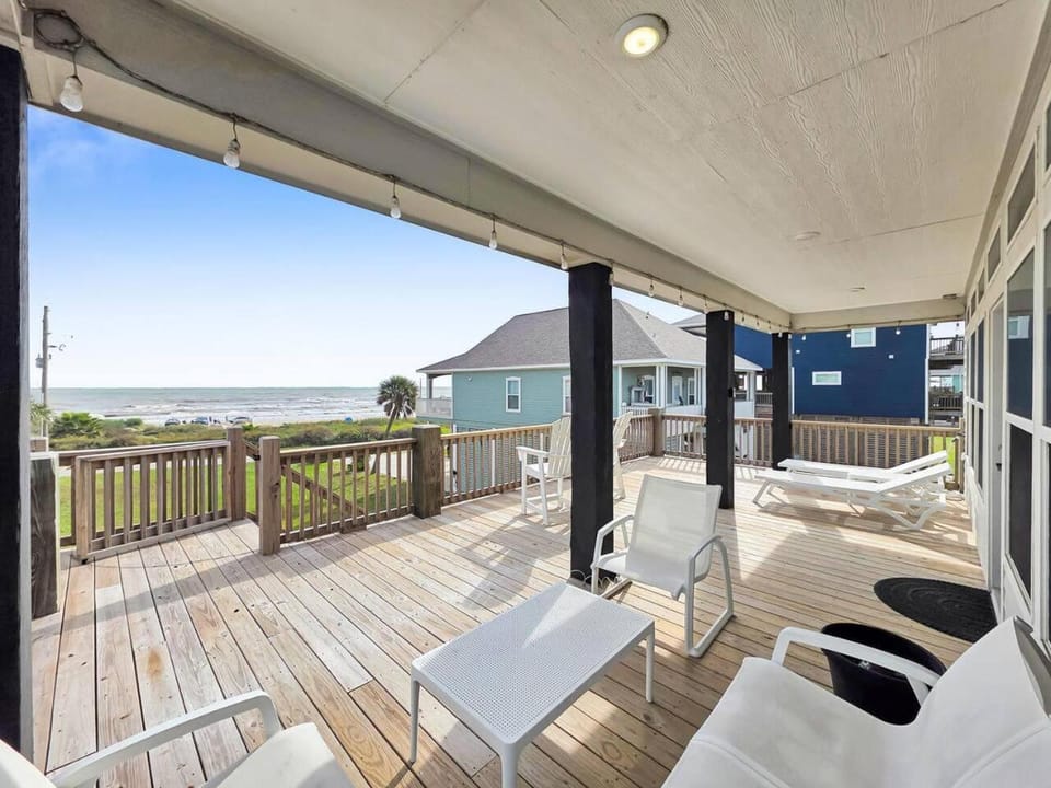 Property building, Patio, Day, Natural landscape, View (from property/room), Balcony/Terrace, Seating area, Sea view, sunbed