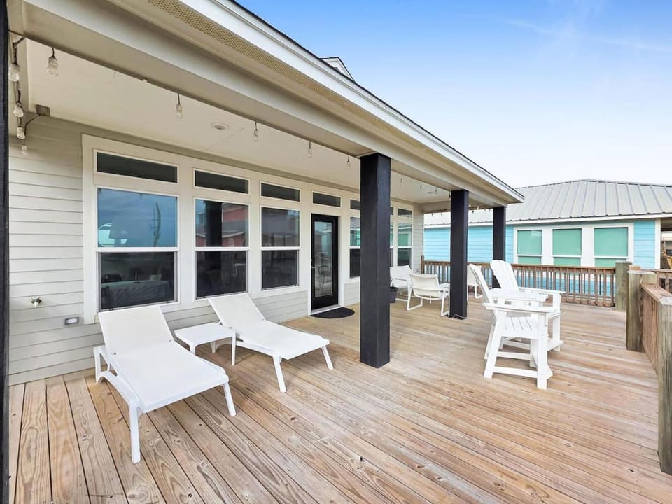 Property building, Patio, Day, View (from property/room), Balcony/Terrace, Sea view, sunbed
