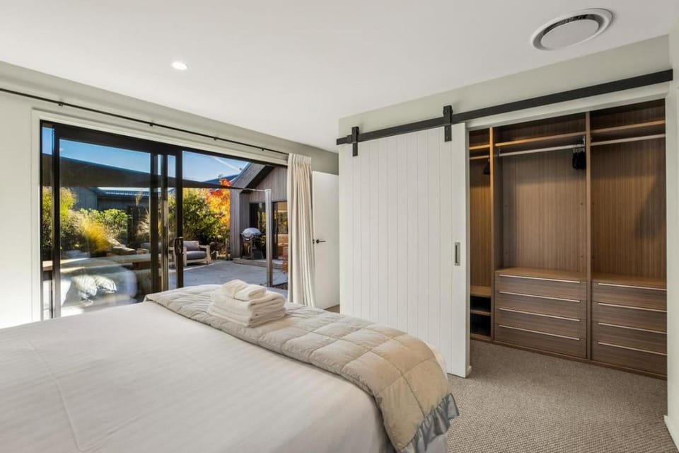 Bedroom, wardrobe