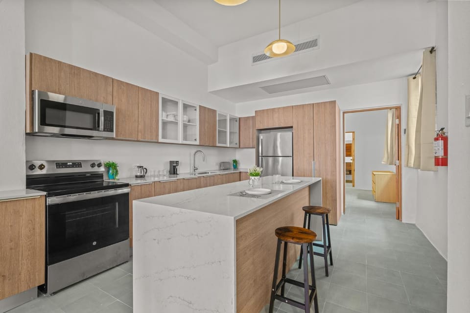 Kitchen or kitchenette, Dining area, minibar, oven, stove