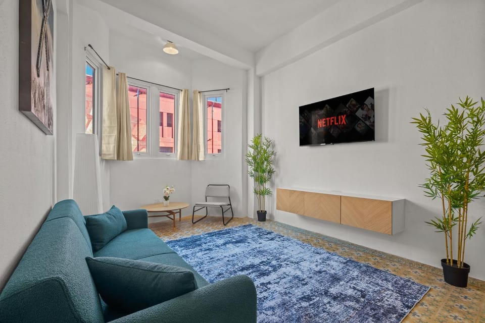 Communal lounge/ TV room, TV and multimedia, Living room, Seating area, Evening entertainment