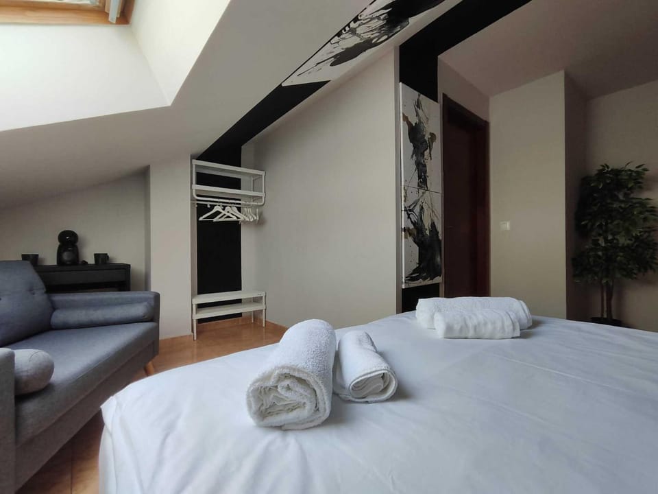 Bed, Photo of the whole room, Bedroom, towels