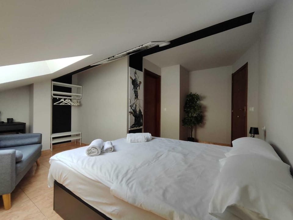Bed, Photo of the whole room, Bedroom, towels