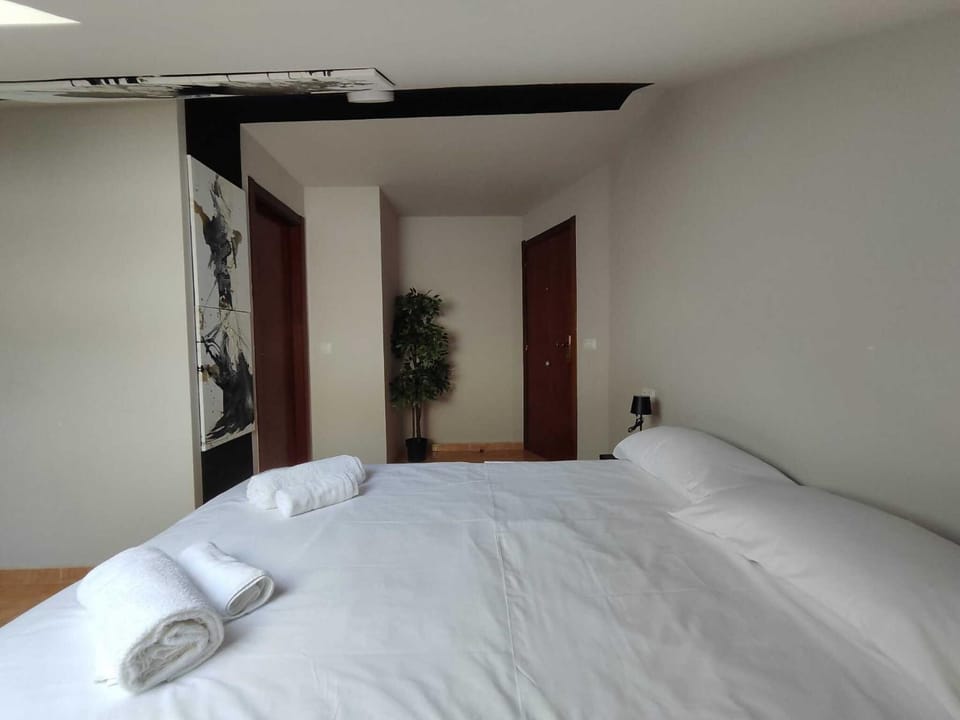 Bed, Photo of the whole room, Bedroom, towels