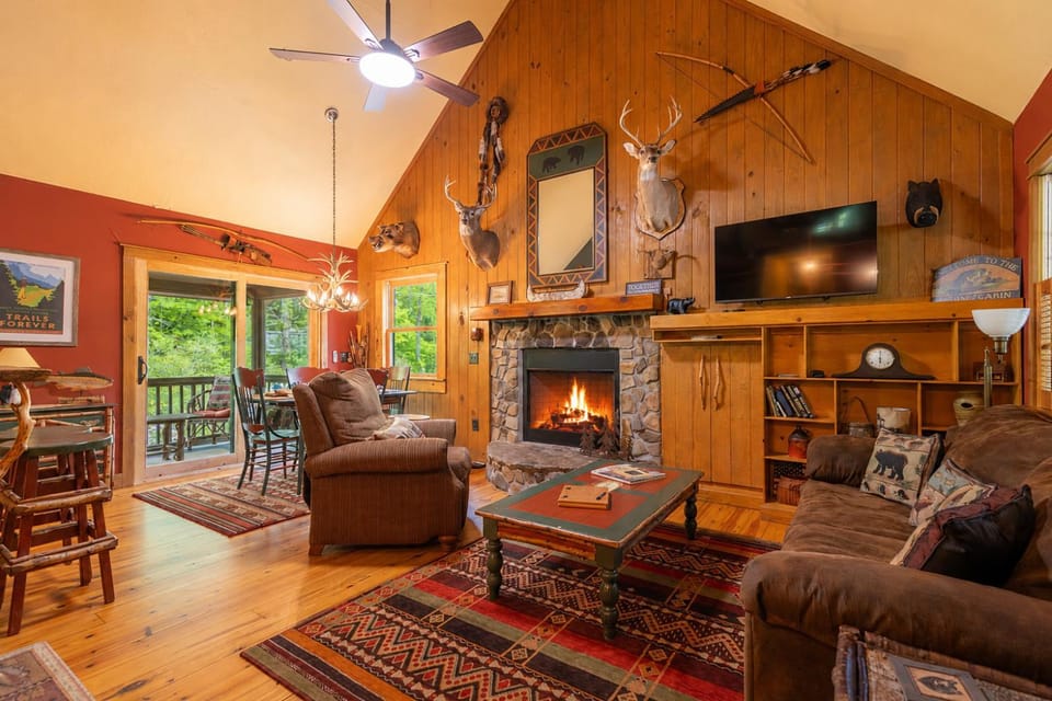 Creekfront Cabin at Snowbird Junction Cabin in Cheoah