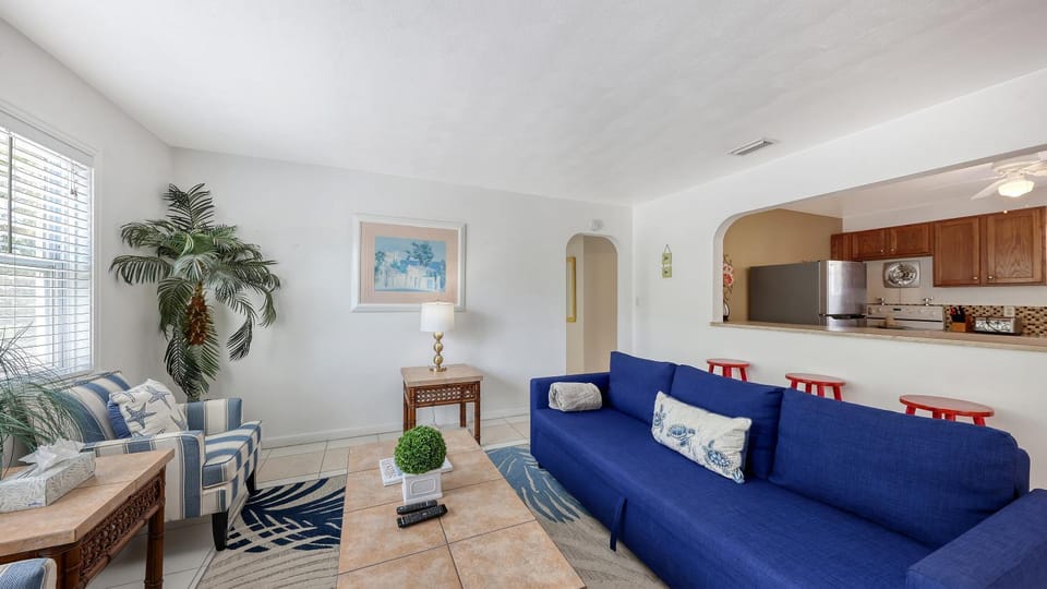 Walk to Lido Beach, Restaurants, Kayaking & Pool Apartment in Lido Key