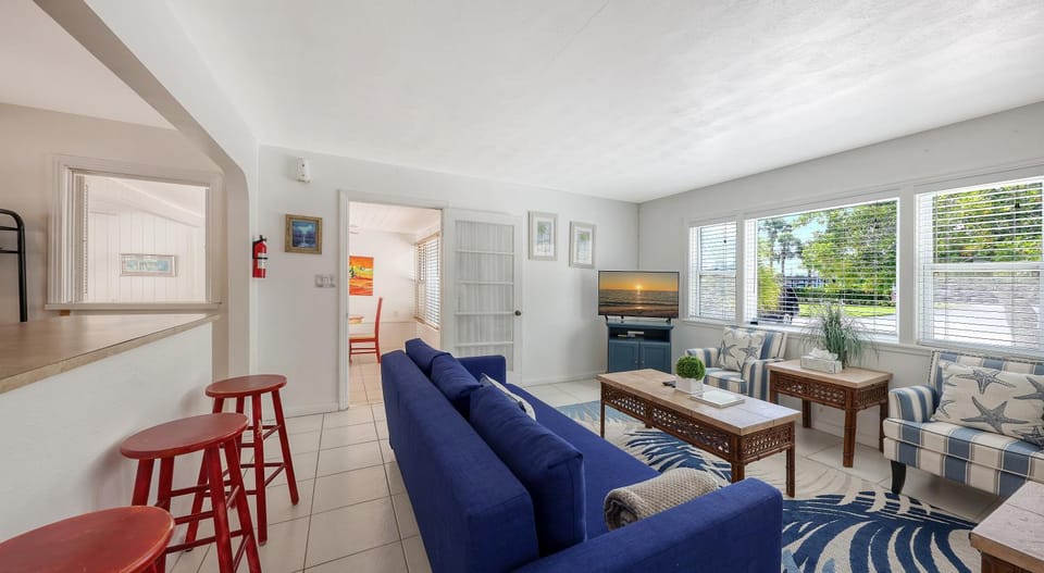 Walk to Lido Beach, Restaurants, Kayaking & Pool Apartment in Lido Key