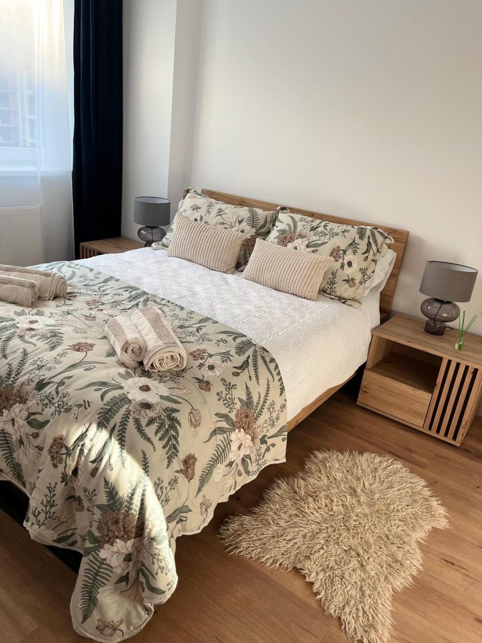 Bed, Bedroom, towels