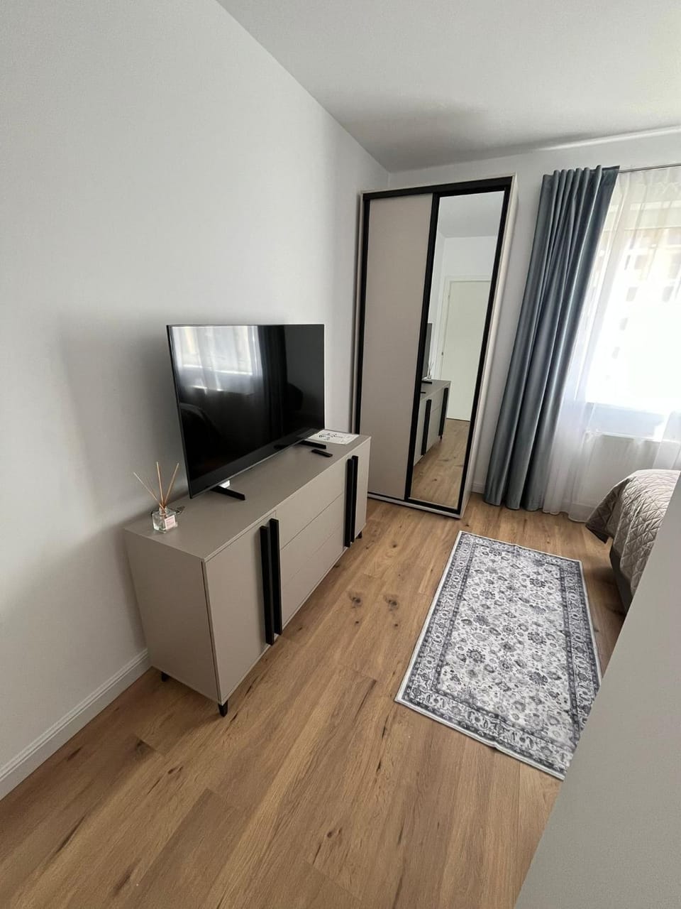 Bed, TV and multimedia, Bedroom