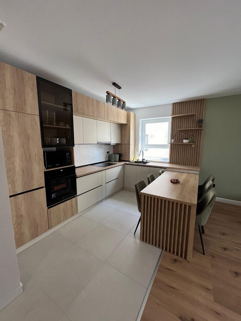 Kitchen or kitchenette, Dining area
