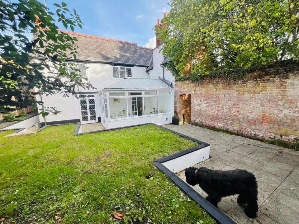 Delightful Period House with Sauna & Games Tables House in Bracknell