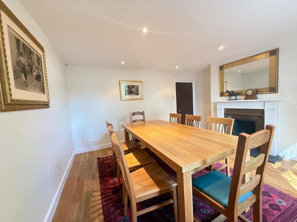 Delightful Period House with Sauna & Games Tables House in Bracknell