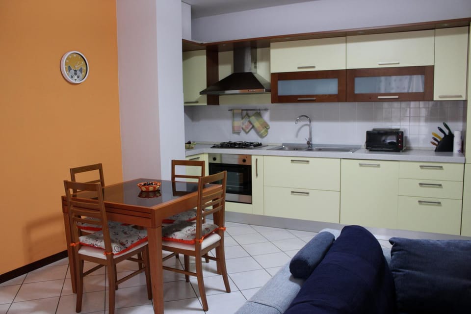 Kitchen or kitchenette, Dining area, stove