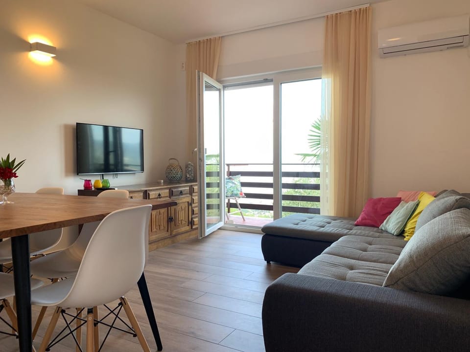 TV and multimedia, Living room, Dining area