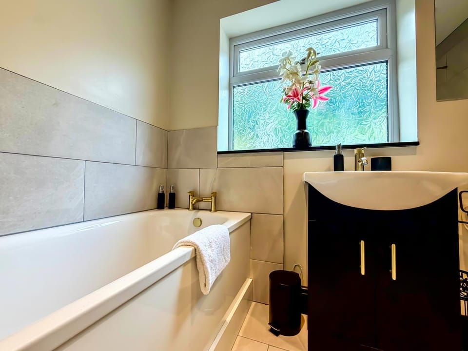 Rowan, Stylish 3-Bed Home, Merthyr Tydfil House in Merthyr Tydfil