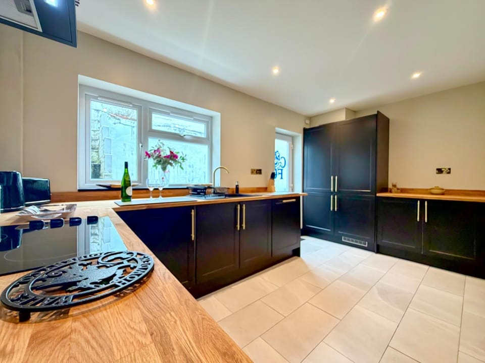 Rowan, Stylish 3-Bed Home, Merthyr Tydfil House in Merthyr Tydfil