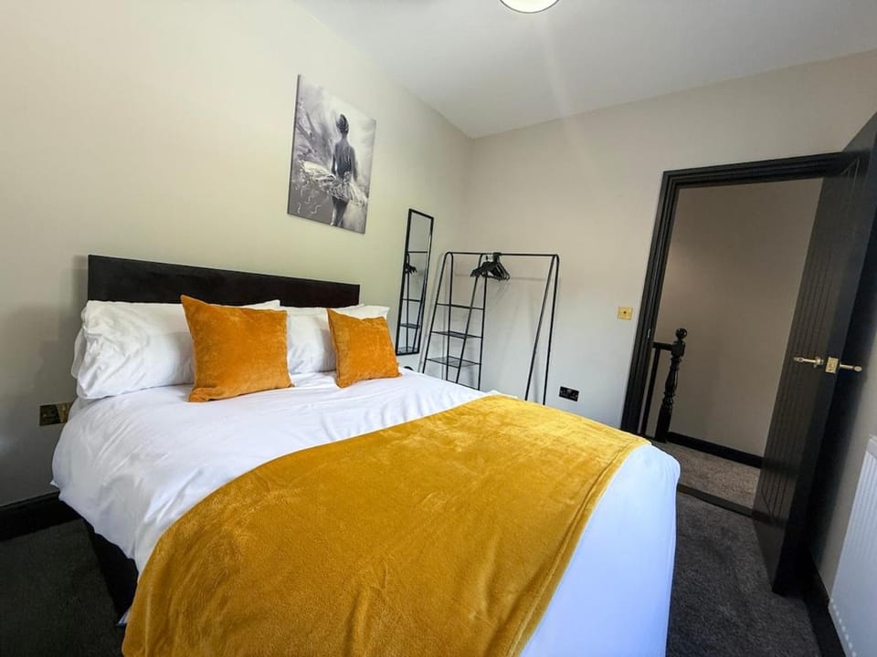 Rowan, Stylish 3-Bed Home, Merthyr Tydfil House in Merthyr Tydfil