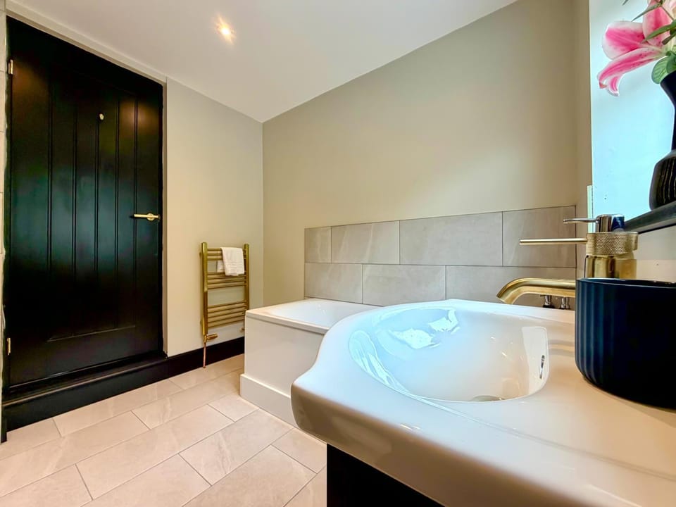 Rowan, Stylish 3-Bed Home, Merthyr Tydfil House in Merthyr Tydfil