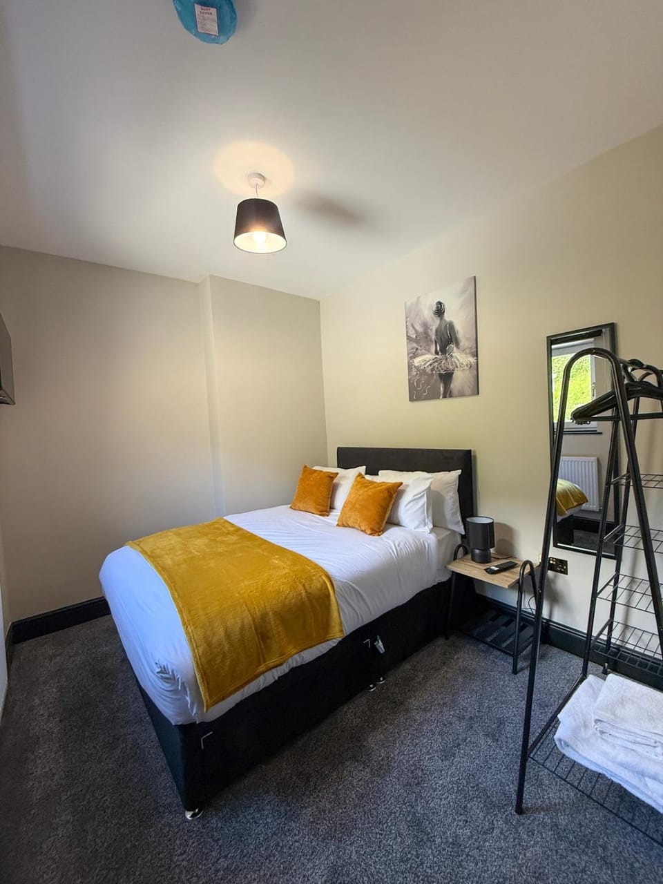 Rowan, Stylish 3-Bed Home, Merthyr Tydfil House in Merthyr Tydfil