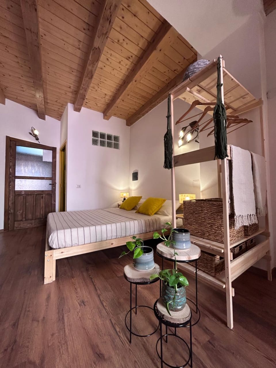 Bed, Seating area, Bedroom