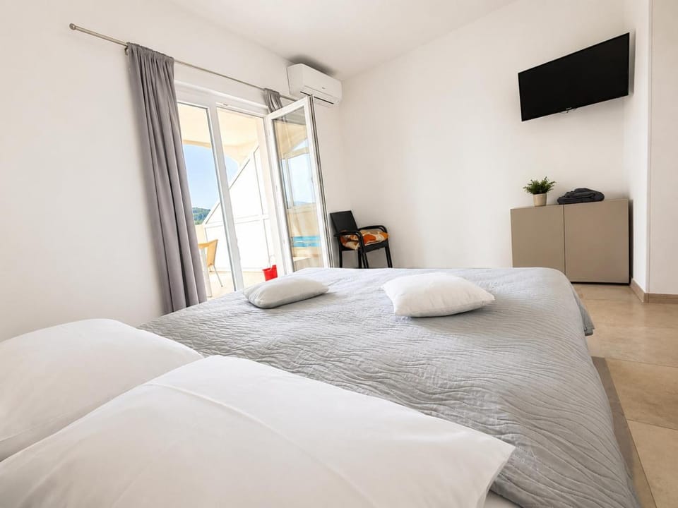 Bed, TV and multimedia, air conditioner