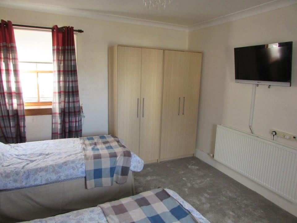 Communal lounge/ TV room, Bed, TV and multimedia, Living room, Bedroom