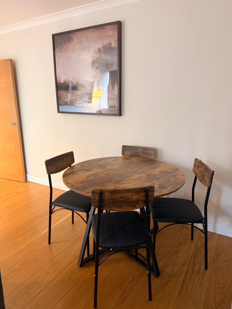 Charming Flat near Kew Gardens Sleeps 5 Apartment in Brentford