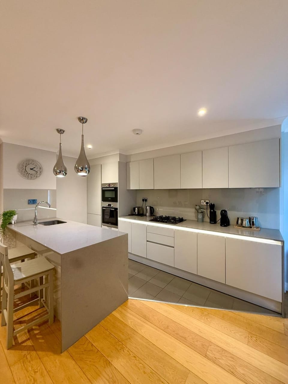 Charming Flat near Kew Gardens Sleeps 5 Apartment in Brentford