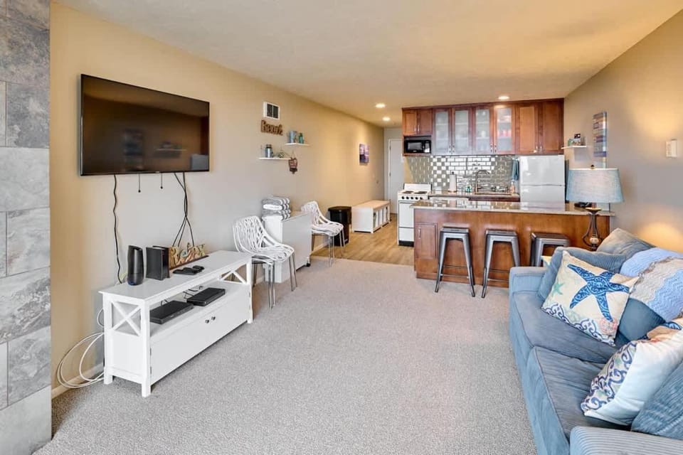 Cute Oceanfront Condo - Ground Floor - Beach Access House in Devils Lake