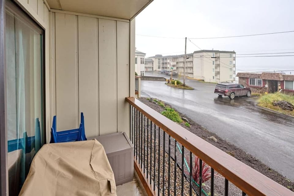 Cute Oceanfront Condo - Ground Floor - Beach Access House in Devils Lake