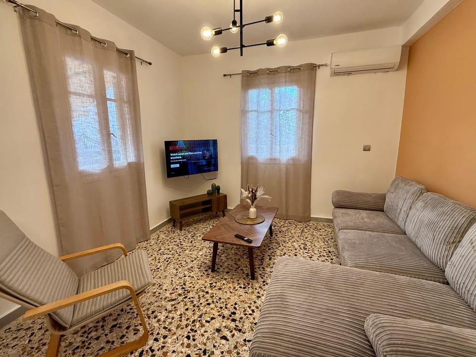TV and multimedia, Living room, Seating area, air conditioner