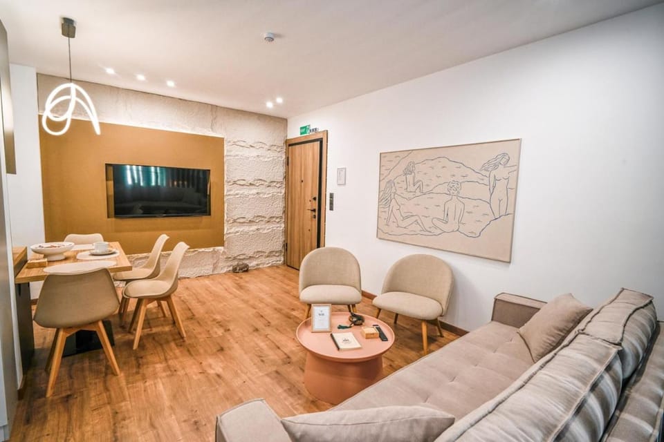 TV and multimedia, Living room, Seating area, Dining area