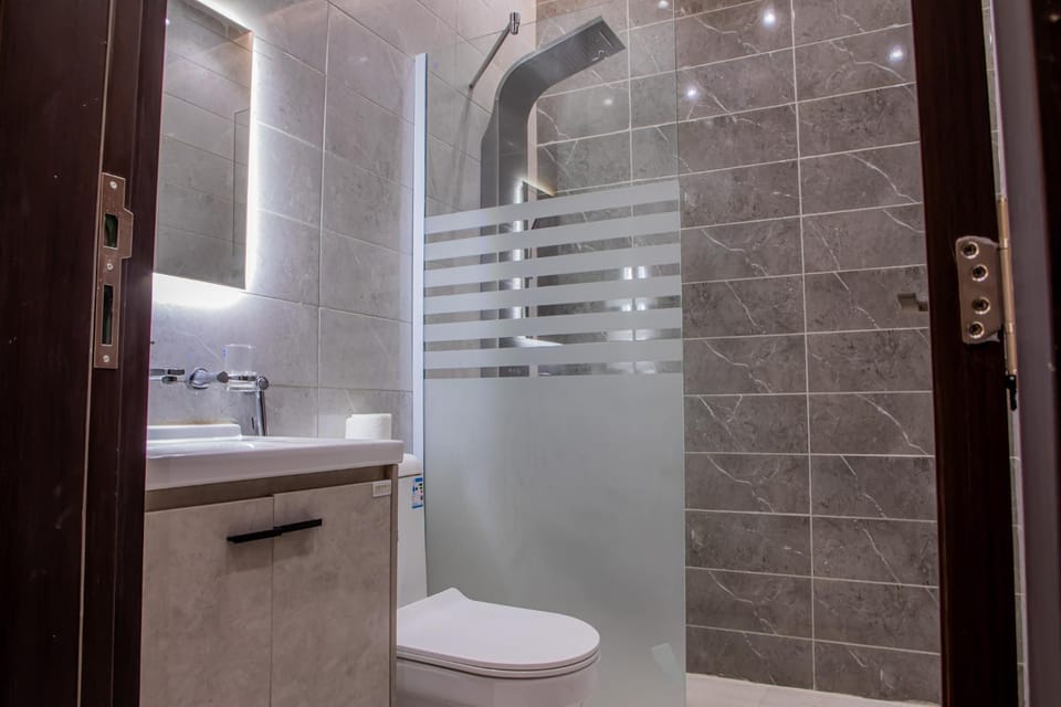 Shower, Toilet