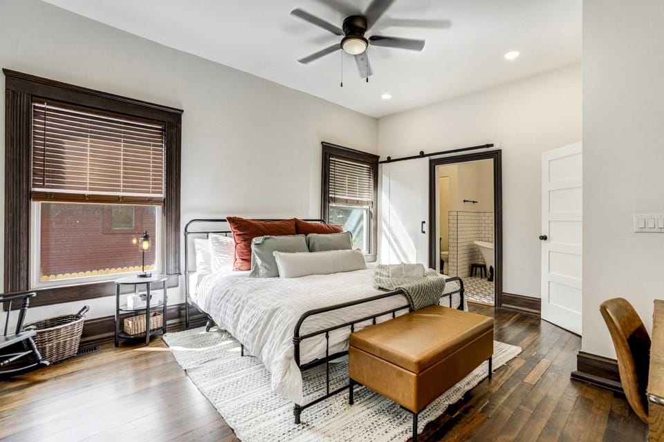 Kindred Estate Spacious Historic Home w Sauna House in Old Colorado City