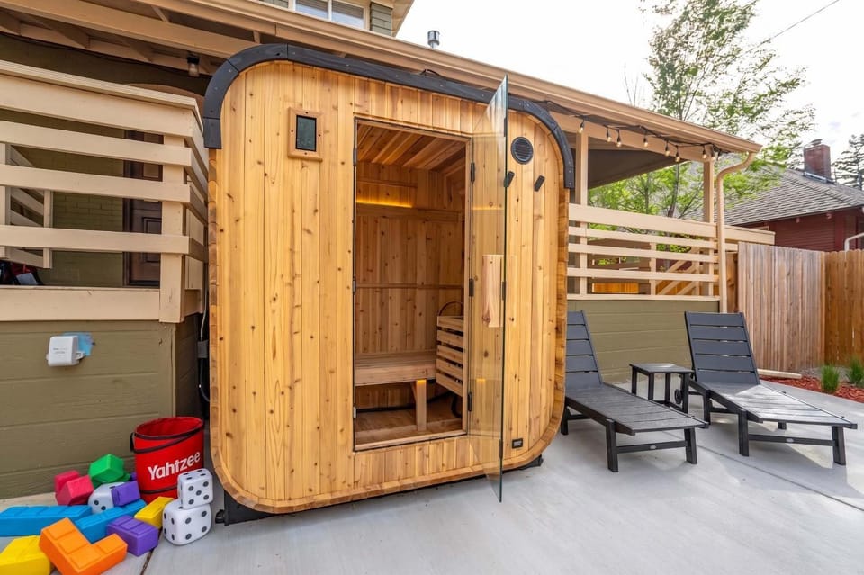 Kindred Estate Spacious Historic Home w Sauna House in Old Colorado City