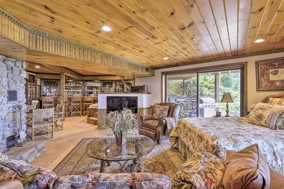 Montville Retreat Near Mohegan Sun: 2-Home Bundle! House in East Lyme