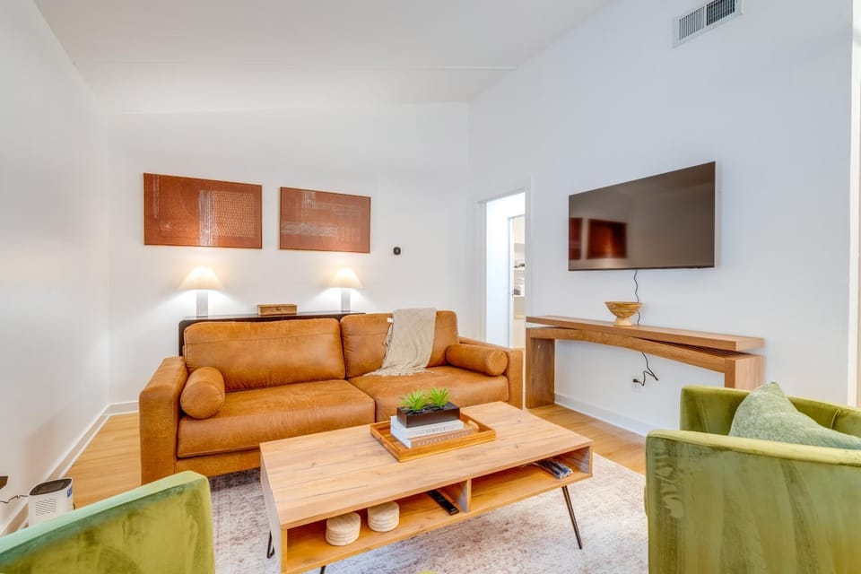 Large Deck, Rec Room! 2-Unit ATX Retreat By Campus House in Austin